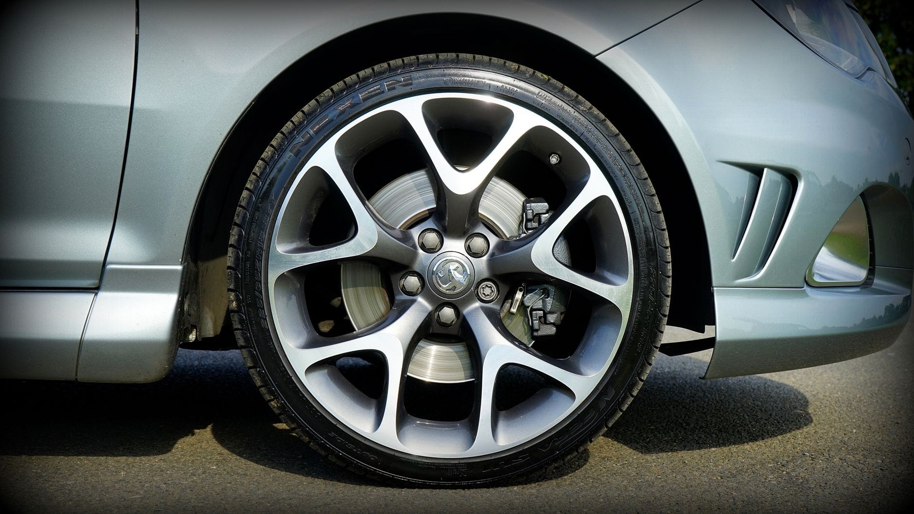 Srebrna felga aluminiowa i opona w samochodzie marki Vauxhall