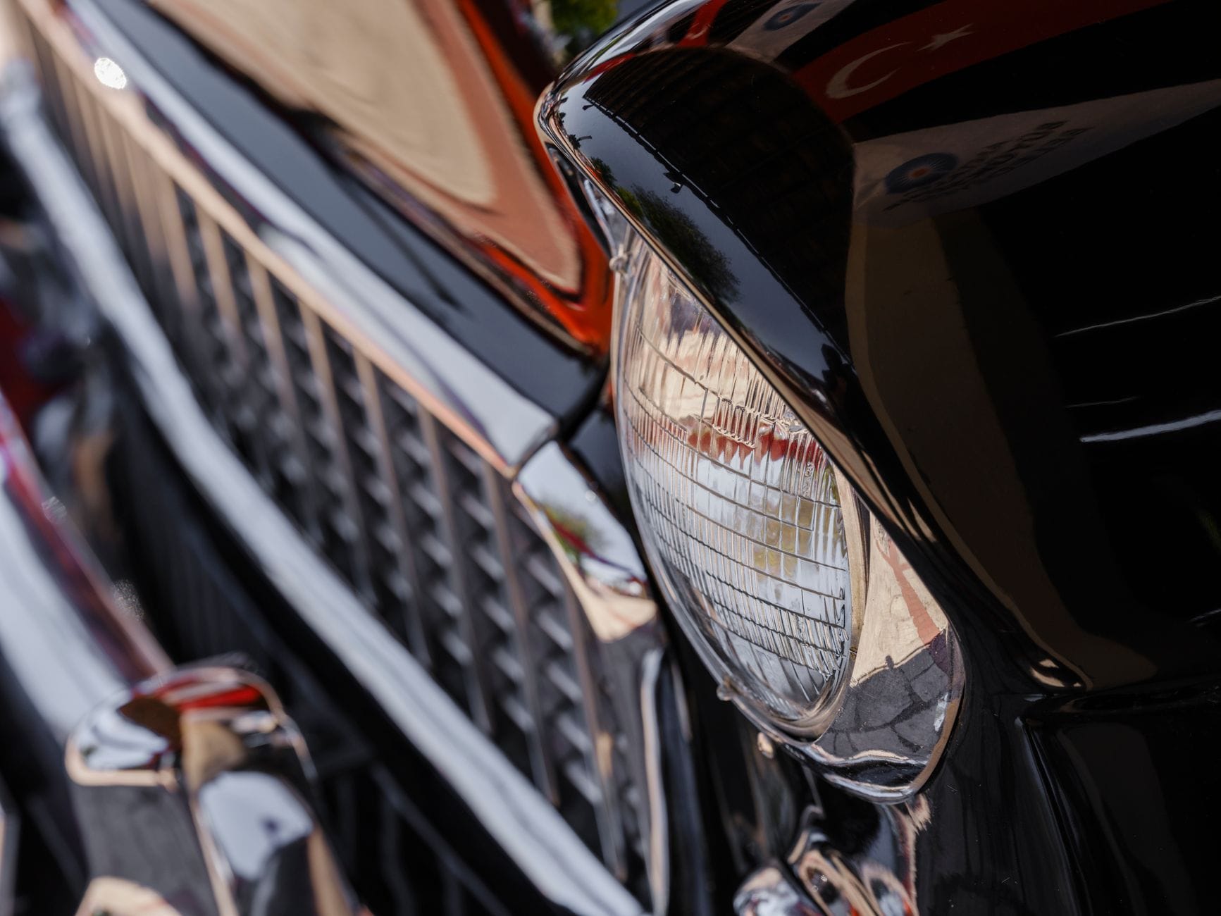 Zbliżenie na błyszczący reflektor i grill klasycznego samochodu Zbliżenie na błyszczący reflektor i grill klasycznego samochodu